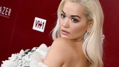 Rita Ora llega en transparente vestido y sin sostén a evento de Vogue