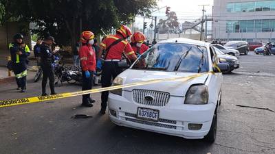 Pasajera de taxi muere en aparatoso accidente con una moto