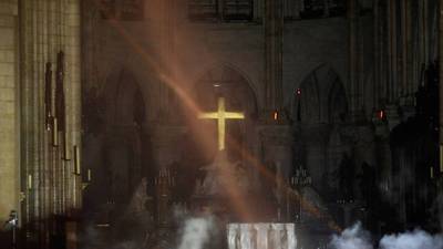 Los católicos lloran un &#34;símbolo vivo&#34; de su fe con el incendio de Notre Dame