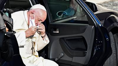 FOTOS. Por primera vez, el papa Francisco se muestra en público con mascarilla