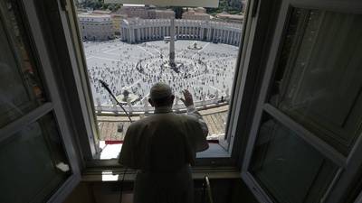 El Papa retoma sus oraciones dominicales ante fieles reunidos en la plaza de San Pedro
