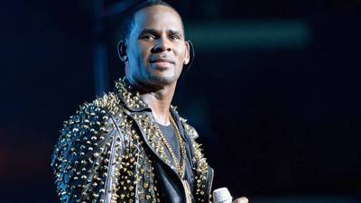 Cantante R. Kelly enfrentará 10 cargos de abuso sexual agravado