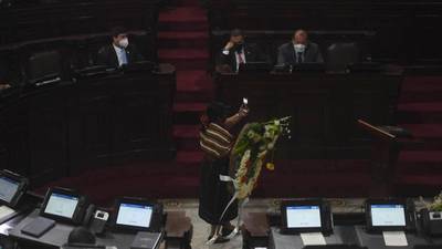 VIDEO. Diputada Vicenta Jerónimo coloca corona de flores frente a podio de Giammattei