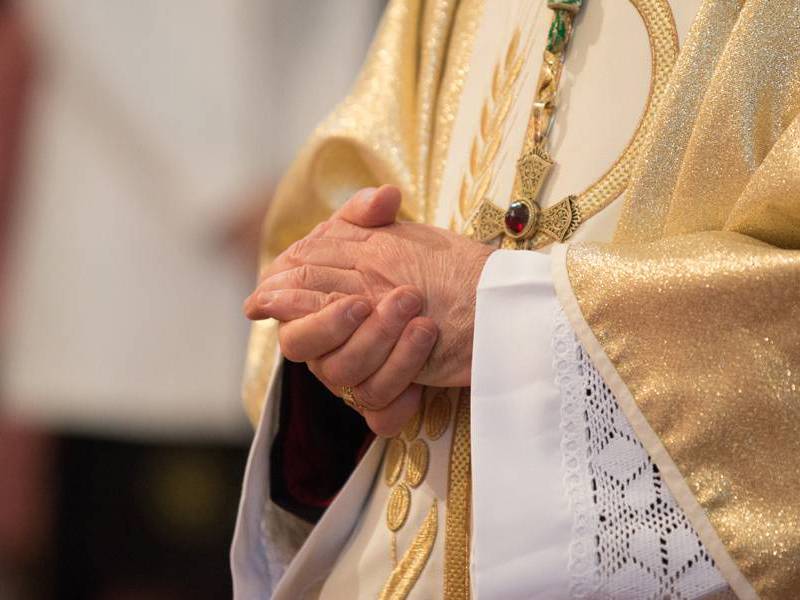 Sacerdote es apuñalado mientras oficia una misa transmitida en vivo en Montreal