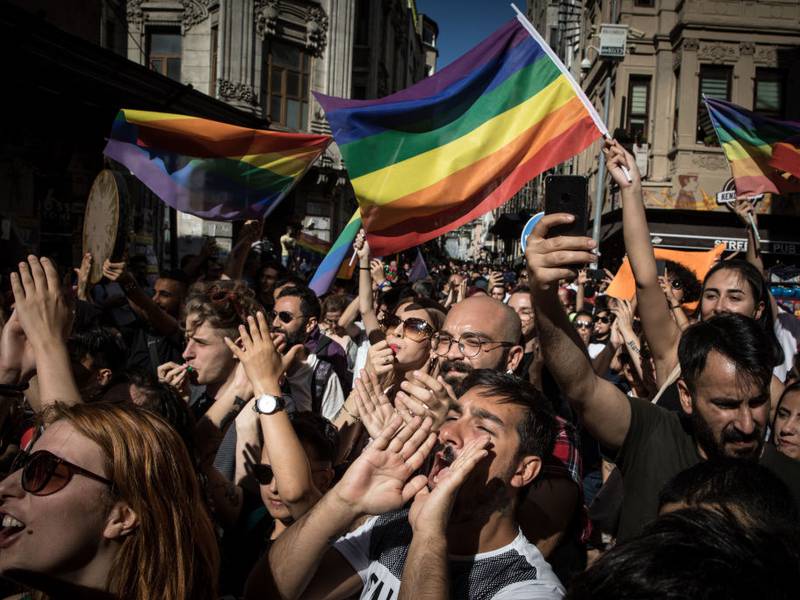Arrestan a casi 400 personas durante marcha del Orgullo LGTBQ+ en Estambul