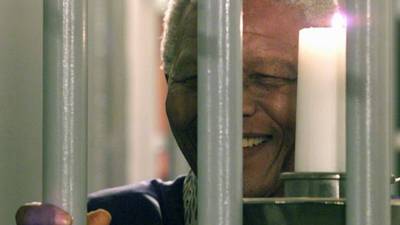 Hacen subasta para dormir una noche en celda de Nelson Mandela