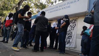 Estudiantes cierran instalaciones del Ministerio de Salud como protesta