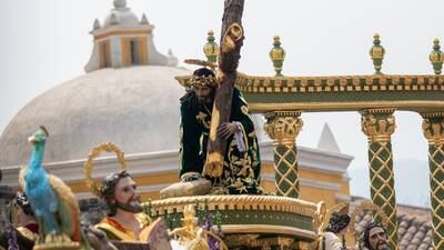 Imponente cortejo procesional de Jesús Nazareno de La Caída recorre la ciudad colonial