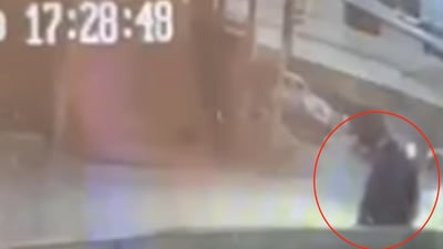 VIDEO. Momento en que carro sedán se hunde en agujero de Villa Nueva