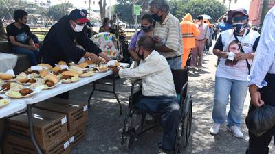 Comparten comida a personas en condición de calle por la fiesta de la "Divina Misericordia"