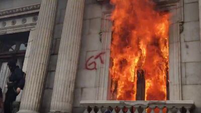 VIDEO. El momento en el que manifestantes prenden fuego al Congreso