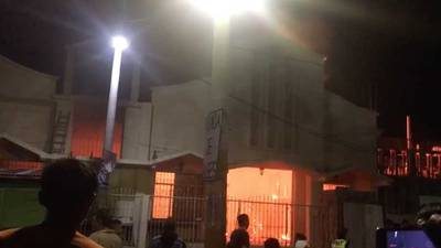VIDEO. Voraz incendio destruye iglesia católica en Suchitepéquez