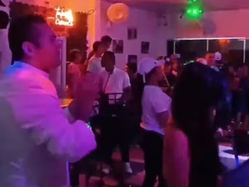 Sacerdote se vuelve viral al dar sermón en una discoteca