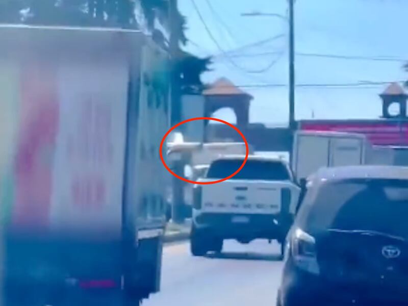 VIDEO. Guardia amenaza con su escopeta a automovilista en carretera a El Salvador