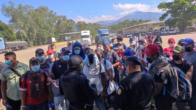 Caravana migrante se separa en grupos para ingresar a territorio guatemalteco