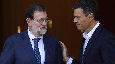 Líder socialista español dice que acordó impulsar reforma de la Constitución