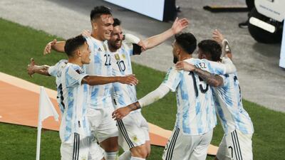 VIDEO. Argentina golea a Uruguay y recorta distancias con Brasil