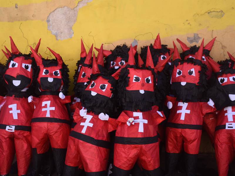 Piñatas abundan para la tradicional "quema del diablo"