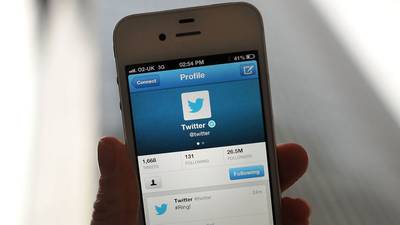 Temen avivamiento de desinformación en Twitter tras despidos masivos