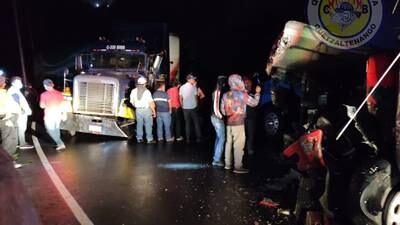 Vehículo de transporte pesado y bus extraurbano protagonizan accidente en Cito Zarco