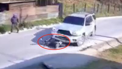 Video: conductor de camioneta arrolla y destroza moto de hombre en Huehuetenango
