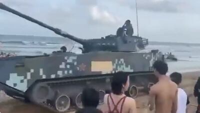 VIDEO: China moviliza tanques en plena playa, a la vista de todos los bañistas