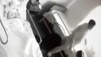Kinesiologo fue captado en video cuando abusó de un paciente en coma