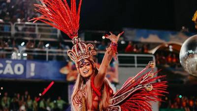 Hermana de Neymar desfiló en el Carnaval de Río de Janeiro en atuendo que apenas cubre lo necesario