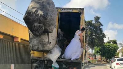 VIDEO. Joven usa vestido de novia tirado a la basura y "le da una segunda oportunidad"