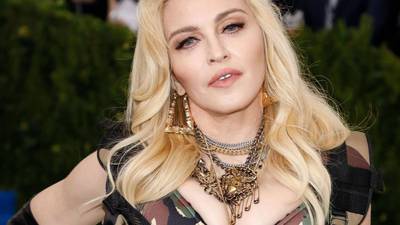 Madonna reaparece con atuendo transparente y enseñando todo