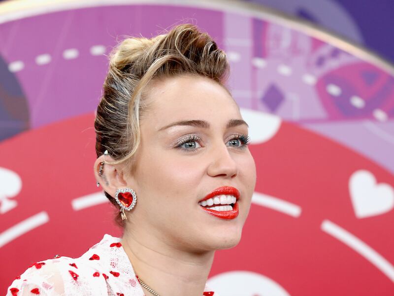 Con un vestido transparente, Miley Cyrus no decepciona en los VMAs 2020