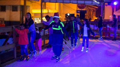 Pista de hielo y robots, las atracciones del festival navideño en Mixco