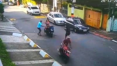 VIDEO. Motoladrón deja atrás a su cómplice tras asalto frustrado; policía lo arresta