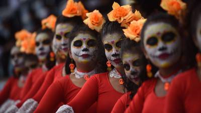 Bandas escolares conmemoran las tradiciones latinoamericanas del Día de Muertos