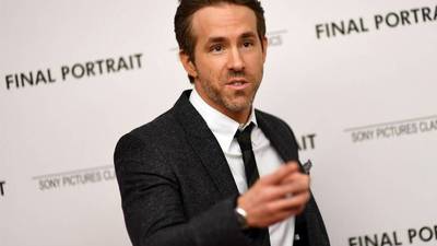 Ryan Reynolds es víctima de una divertida broma navideña por parte de Hugh Jackman y Jake Gyllenhaal