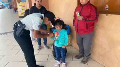 ¡No más niños perdidos! PNC coloca brazaletes a los niños que visitan sitios turísticos en esta Semana Santa