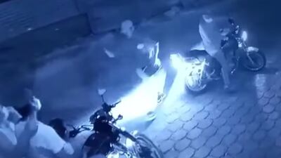 Delincuentes cierran el paso a sus víctimas para robar una moto en Teculután