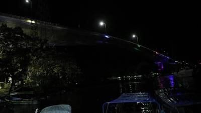 Morales agradece a universitarios por iluminación en el puente de río Dulce