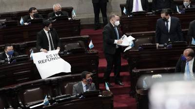 Riña en Congreso: Diputados portan carteles de rechazo; colegas llegan a rompérselos