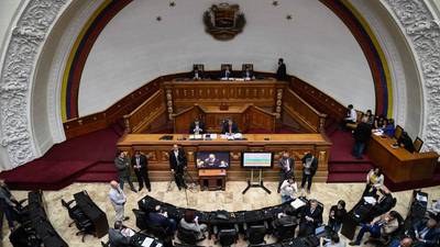 Tras bloqueo, diputados opositores vuelven al Parlamento de Venezuela