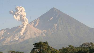 Restringen ascenso al volcán Santiaguito por incremento de su actividad