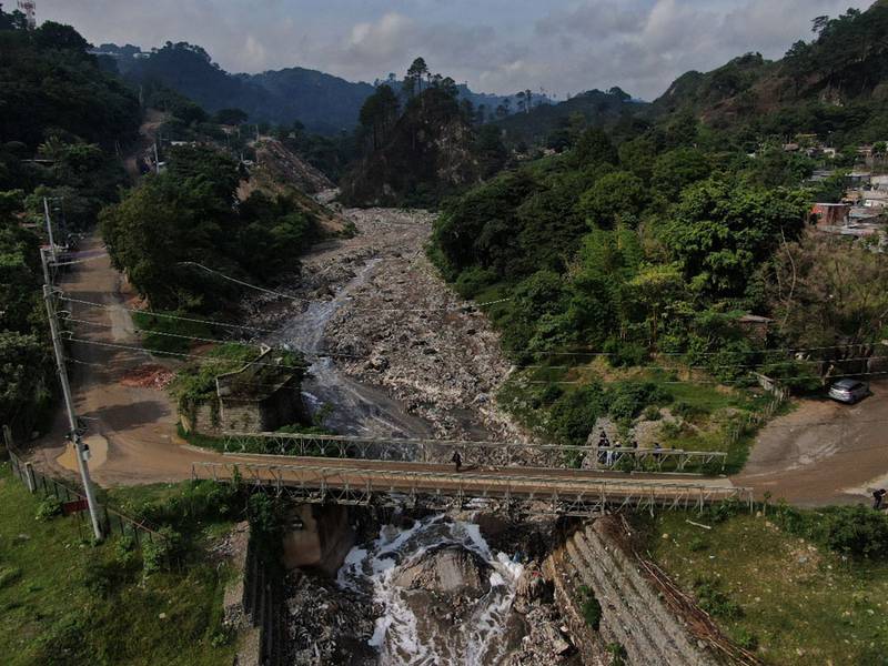Buscan atrapar una “marea plástica” en río de Guatemala