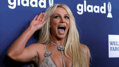 Britney Spears posa en traje de baño y fans le piden que “deje de sumir la panza”