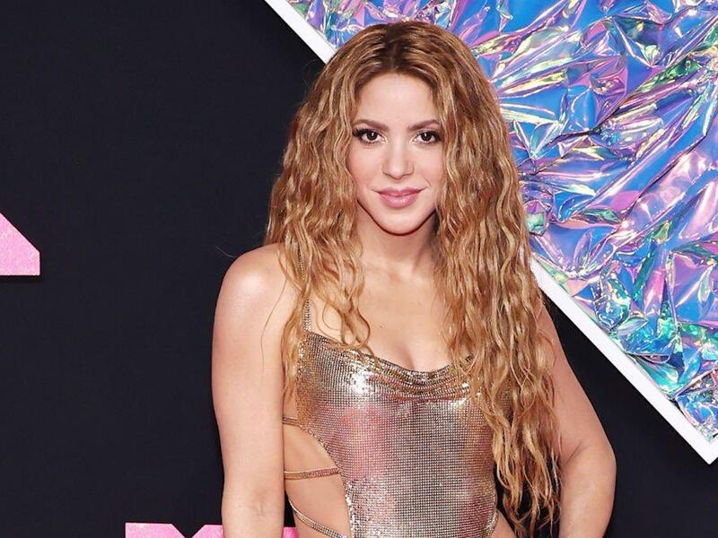 Shakira al borde de mostrar todo su trasero con picante vestido en los VMAs