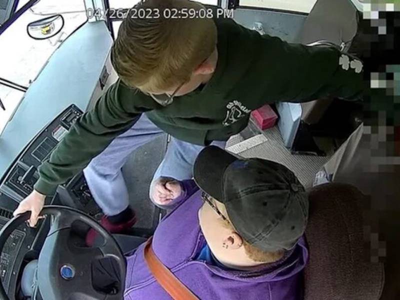 VIDEO. Alumno evita choque de bus escolar tras desmayo de conductora