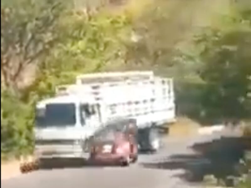 Mototaxi a excesiva velocidad se estrella contra camión en Asunción Mita (VIDEO)