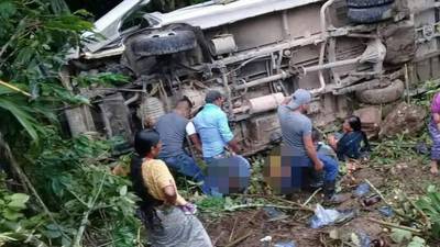 Unidad de transporte público cae a barranco en San Pedro Carchá, Alta Verapaz