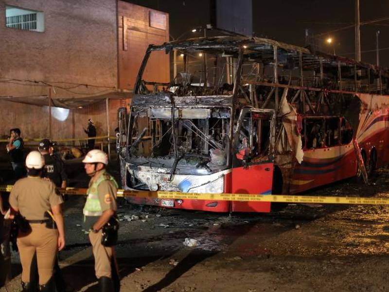 VIDEO. Incendio en autobús deja 17 muertos en Perú