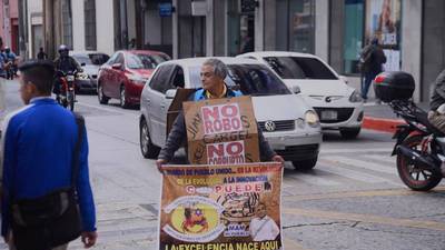 VIDEO. Manifestante pide en solitario cárcel para Jimmy Morales