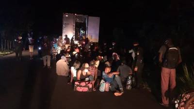 Rescatan a 126 migrantes abandonados en un contenedor en Escuintla